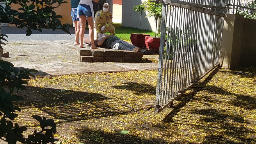 Portão cai em cima de idoso na Rua Antonina e Corpo de Bombeiros é acionado