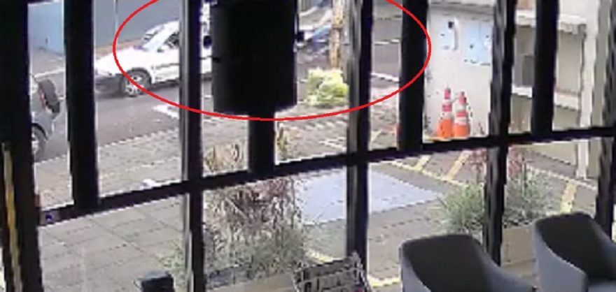 Câmera flagra acidente que deixou motociclista ferido na Rua Castro Alves