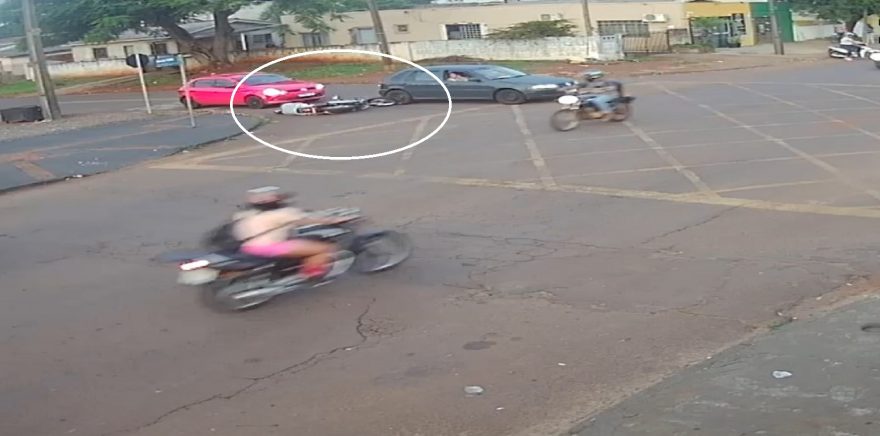 Câmera flagra acidente bizarro na rua Altemar Dutra