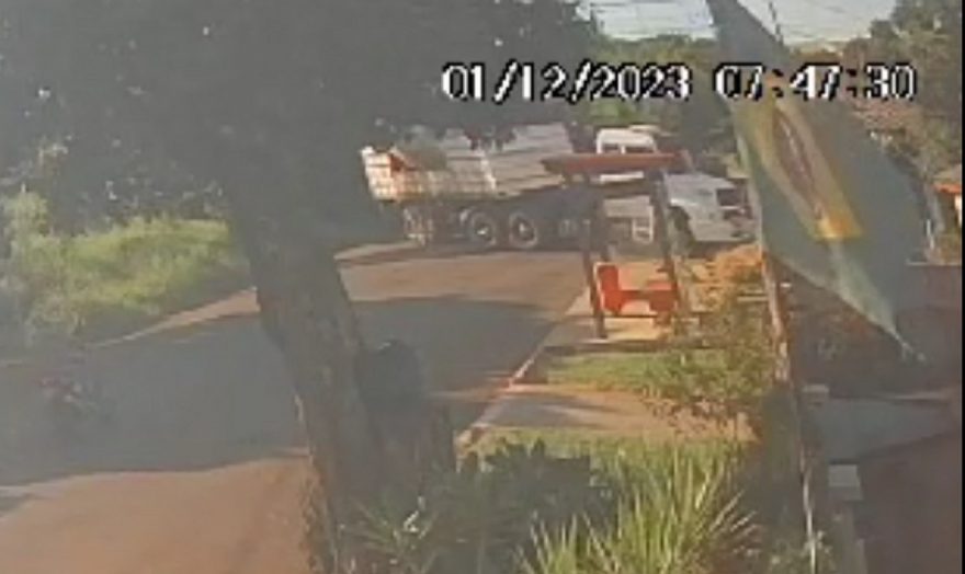 Câmera registra momento em que postes são derrubados na Região Norte de Cascavel