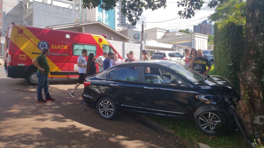 Fiat Cronos bate contra árvore em forte colisão na Rua Antonina