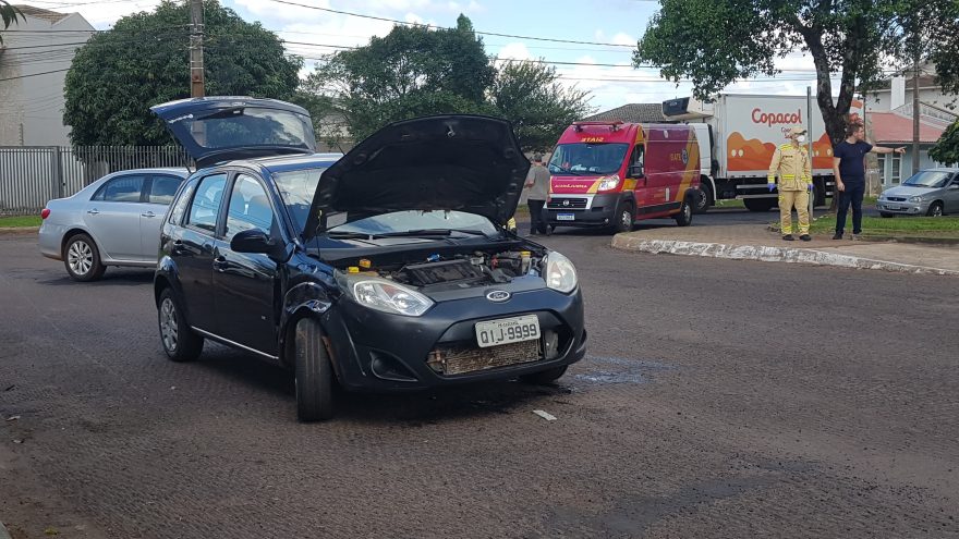 Após colisão, carro tomba na Praça do Maria Luiza, em Cascavel
