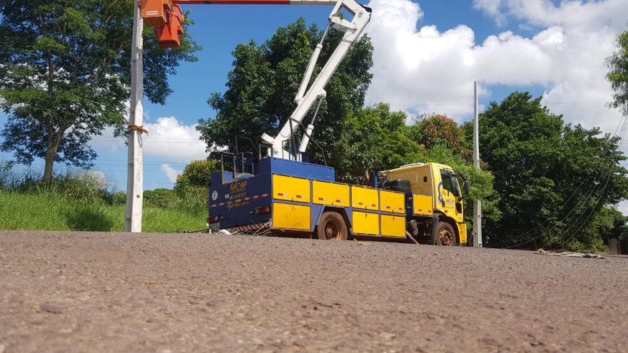 Após caminhão derrubar postes, equipe da Copel trabalha para reestabelecer a energia elétrica