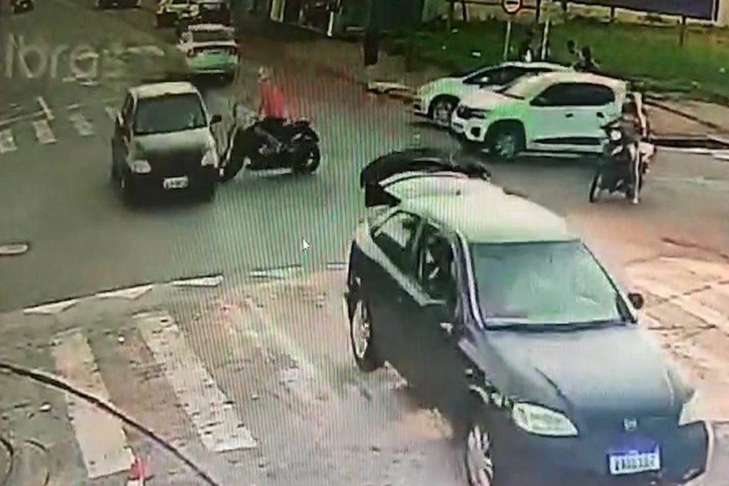 Câmera flagra colisão entre carro e moto no Santa Cruz