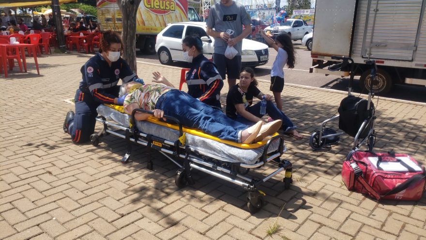 Idosa sofre queda na Feira do Produtor e precisa ser socorrida pelo Samu