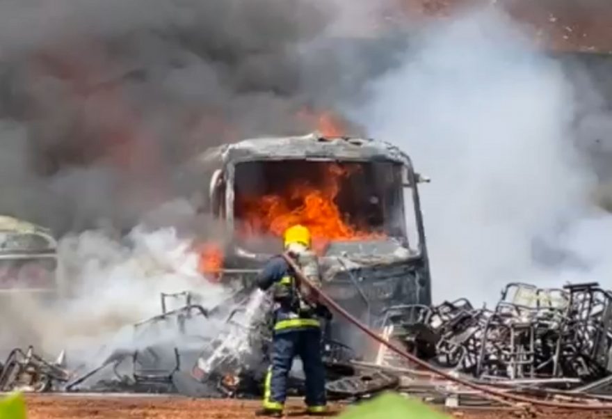 Três veículos são consumidos por incêndio em empresa às margens da BR-277