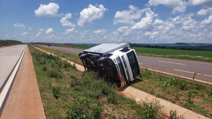 Caminhão tomba no Contorno Oeste, em Cascavel