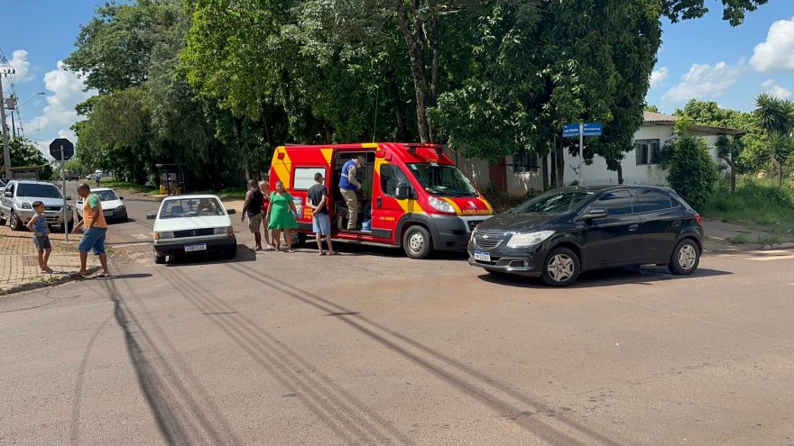 Fortíssima colisão entre carro e moto é registrada no Bairro Presidente