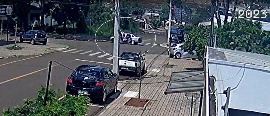 Imagens mostram o momento em que motociclista atinge Vectra no Presidente