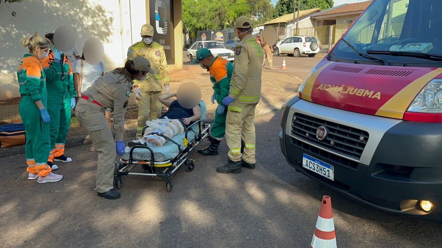 Mulher é atendida com suspeita de fratura no joelho após ser atropelada na Rua Manaus