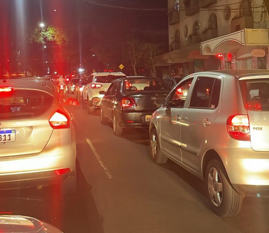 Corrida noturna provoca tumulto no trânsito no Centro
