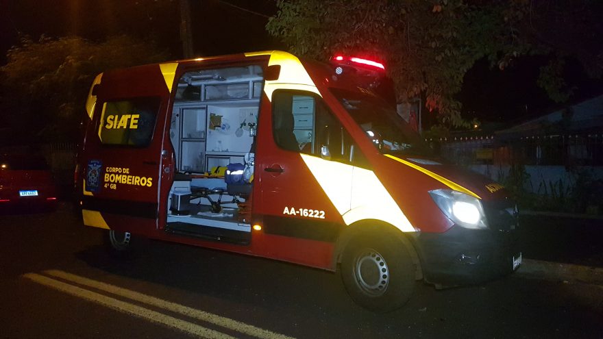 Mulher machuca as costas ao cair dentro de casa no Guarujá