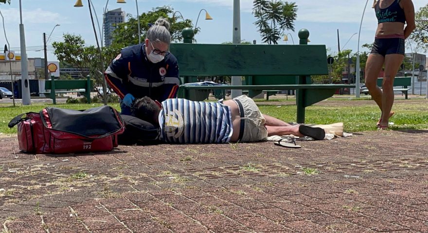 Homem passa mal e é socorrido pelo Samu na Praça da Bíblia