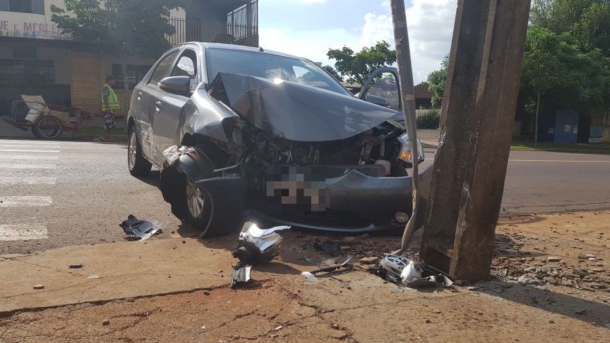 Mulher fica ferida em forte colisão entre Etios e Corsa
