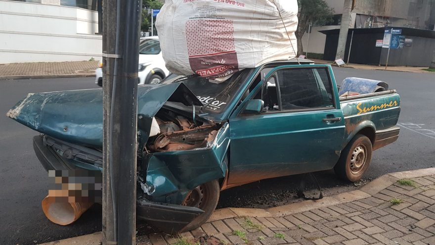 Utilitário bate contra poste na Rua Minas Gerais