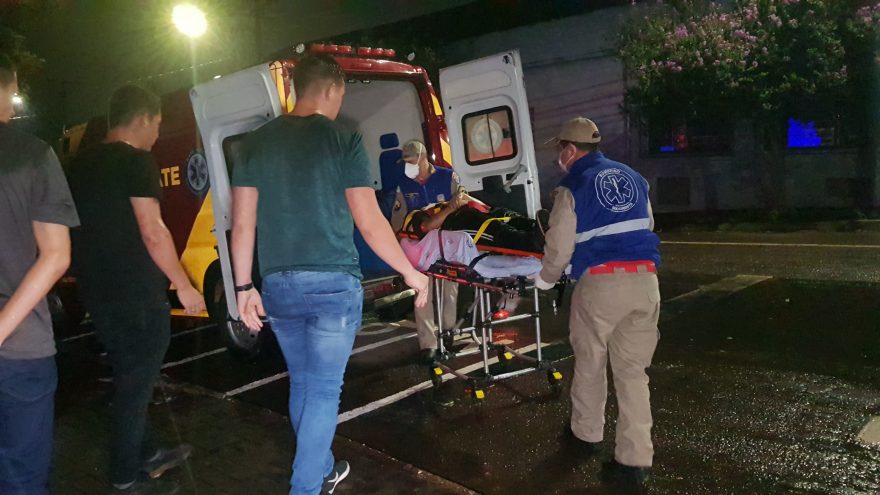 Jovem é socorrido após acidente na Rua Erechim