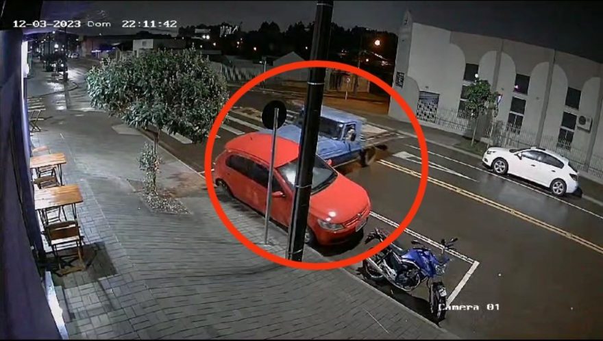 Vídeo flagra caminhonete atingindo carro no bairro Guarujá antes de causar acidente no 14 de Novembro