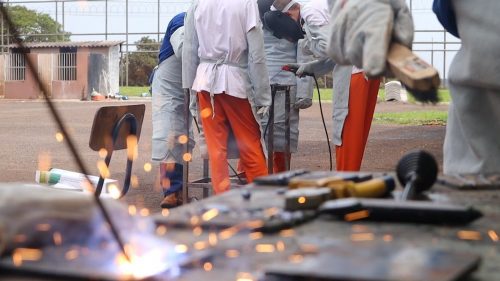 Imagem referente a Polícia Penal qualifica 23 apenados em cursos de soldador e de corte e costura em Cascavel