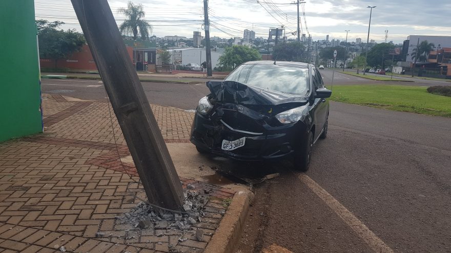 Carro atinge poste no cruzamento da Avenida Brasil com a Avenida da FAG