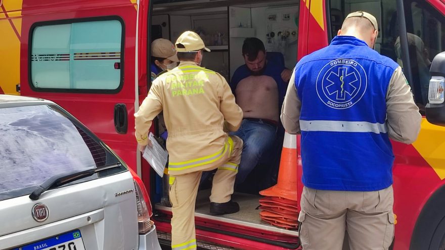 Homem fica ferido após colisão entre carros e moto na Rua Mato Grosso, no Centro
