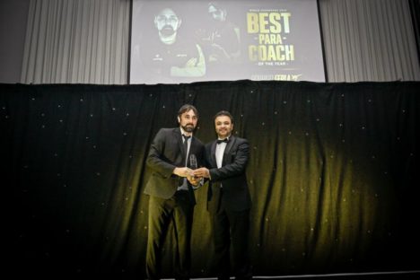 Treinador de parataekwondo apoiado pelo Estado recebe prêmio de melhor do mundo