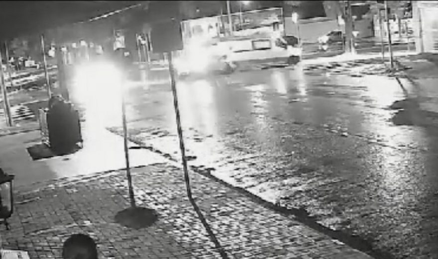 Vídeo mostra momento em que Citröen C4 atinge ambulância do Samu, no Centro
