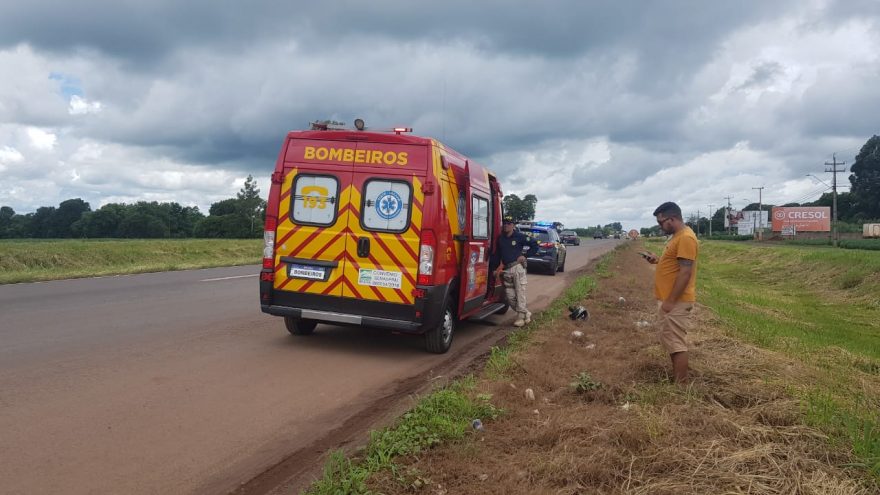 Jovem fica ferida após colisão entre moto e Kombi na rodovia BR-163