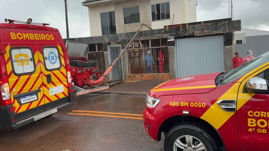Laje despenca e deixa trabalhador ferido no Bairro Floresta