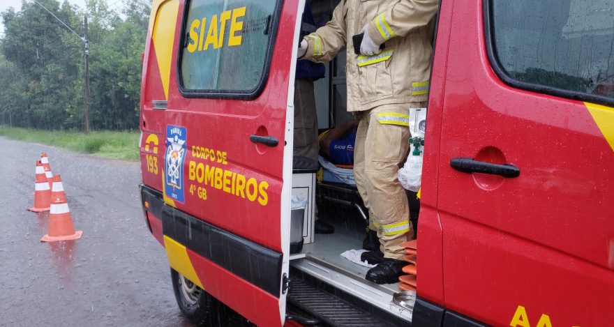 Entregador fica ferido em batida entre moto e Gol no Cancelli