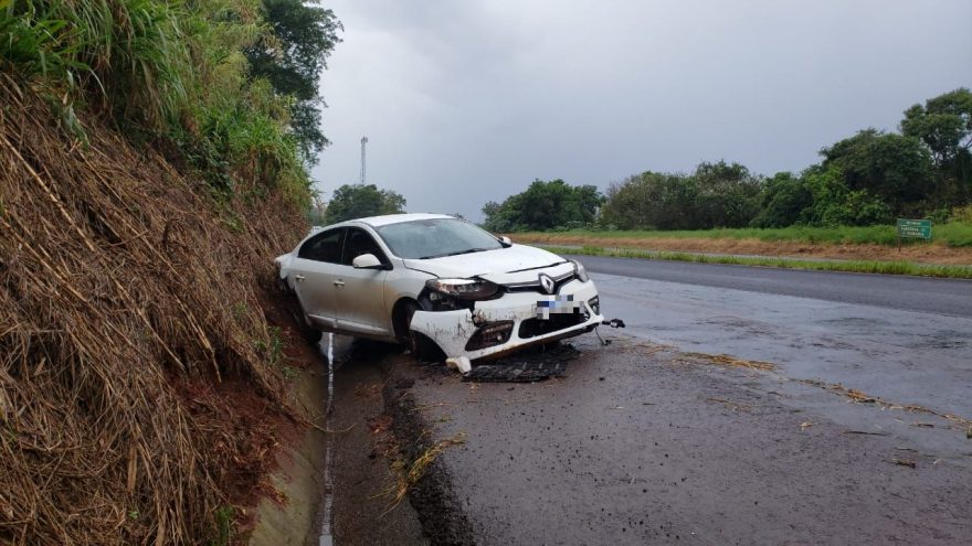 Fluence sai da pista e colide contra barranco na BR-163