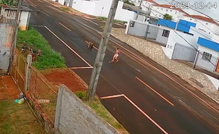 Crianças soltam carretéis de madeira rua abaixo e objetos atingem veículo estacionado