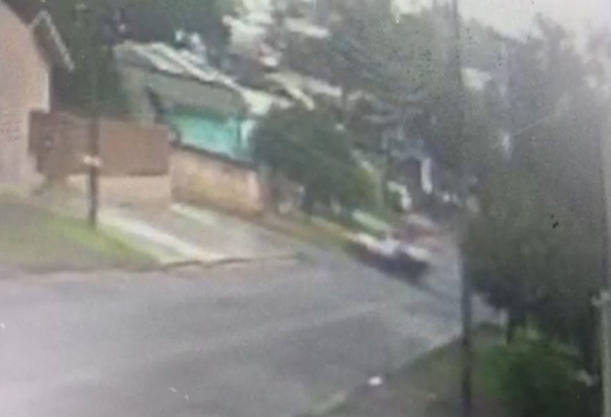 Vídeo mostra momento em que Honda CG e Fiat Strada batem no Bairro Cataratas