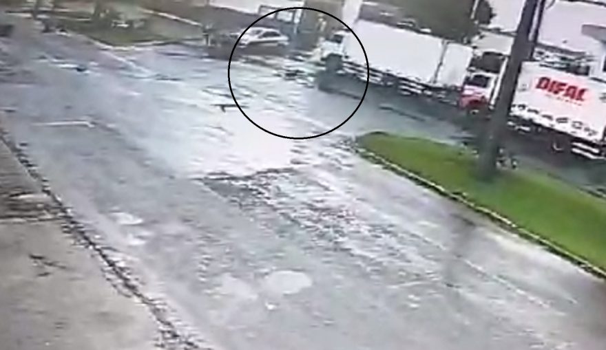 Câmera registra acidente que deixou motociclista ferido na Avenida Brasil