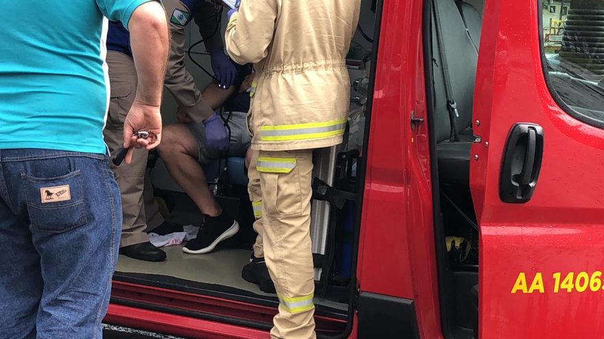 Homem fratura a clavícula ao escorregar no piso