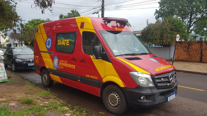 Homem fica ferido ao cair de moto na Rua Paraná no Coqueiral
