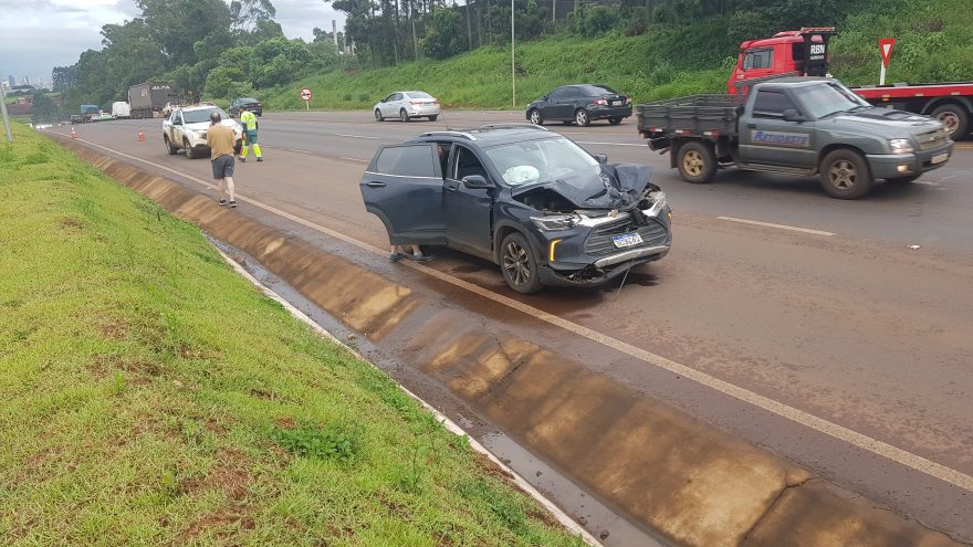 Chevrolet Tracker e Gol se envolvem em acidente na BR-277