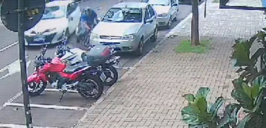 Câmera flagra colisão entre carros e moto na Rua Mato Grosso