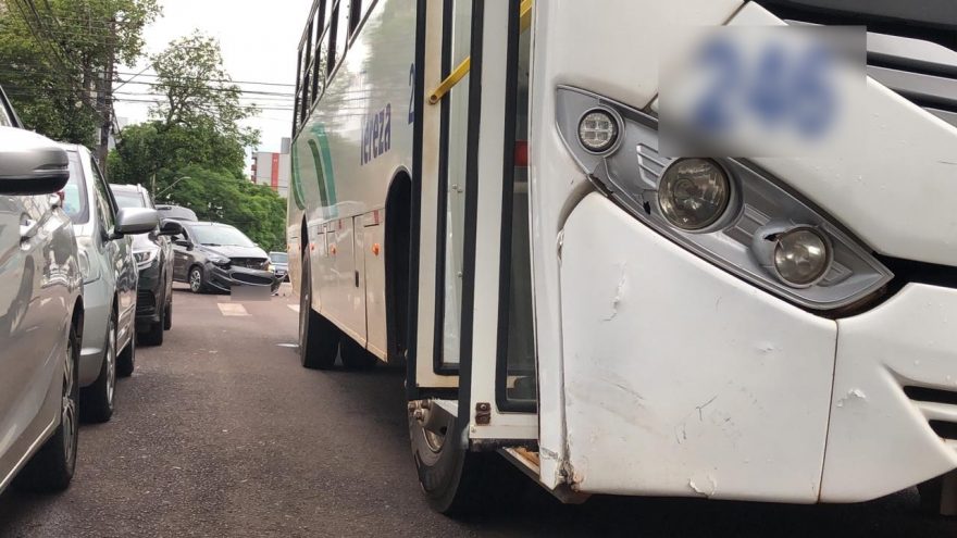 Acidente entre carro e ônibus é registrado no Centro de Cascavel