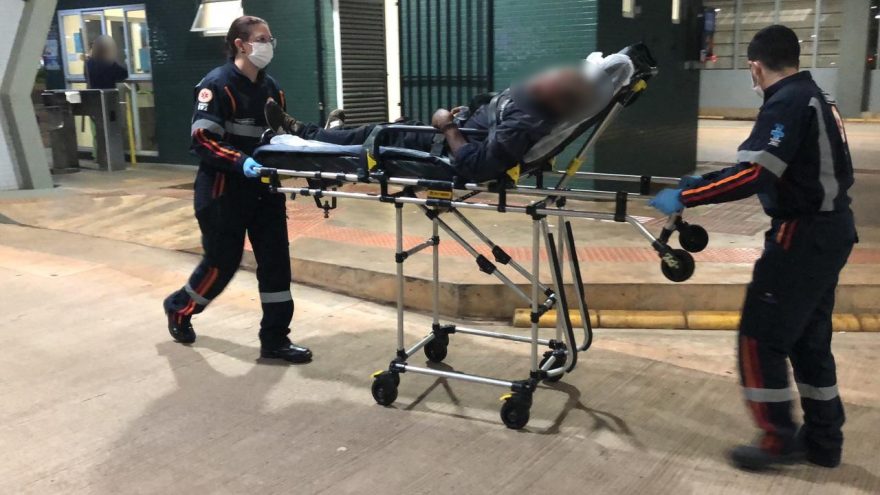Idoso é socorrido pelo Samu dentro do Terminal Oeste