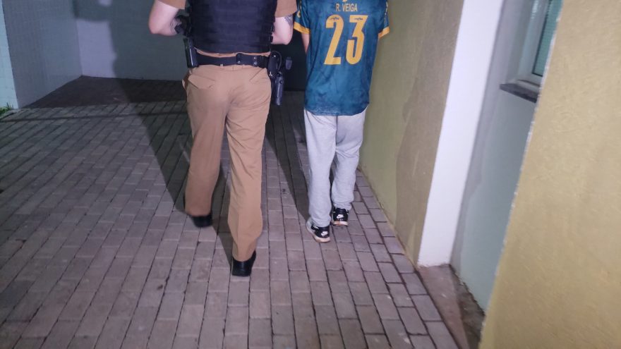 Homem joga tijolos na casa da cunhada e acaba preso