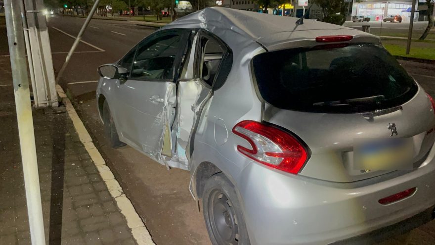 Só um amassadinho! Peugeot bate contra placa de sinalização na Tancredo Neves