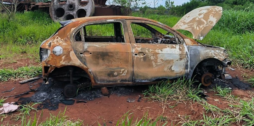 Veículo furtado em Itapejara D’Oeste é encontrado incendiado em Francisco Beltrão