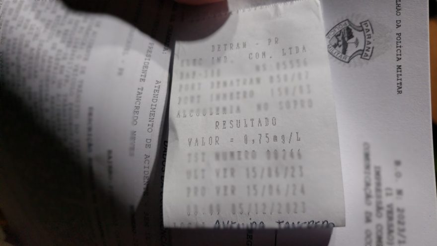 Condutor que colidiu Peugeot em placa de sinalização é detido por embriaguez ao volante