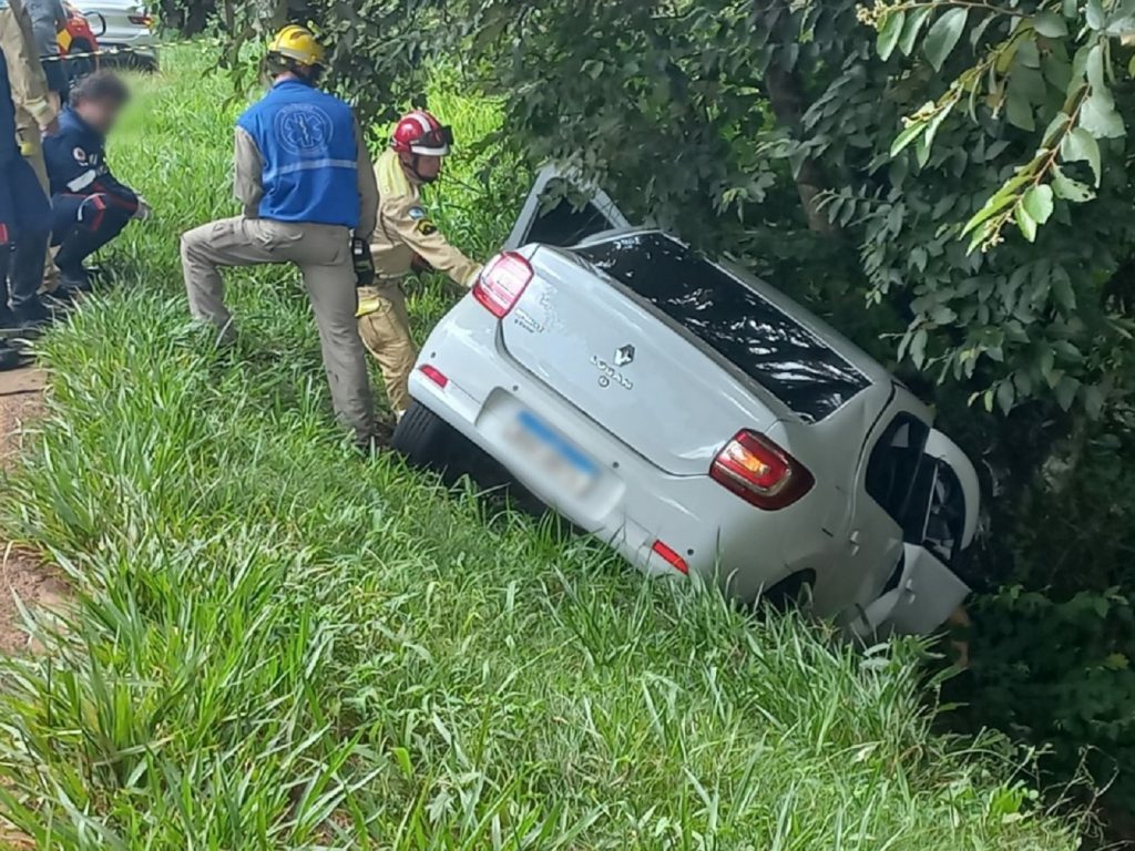 Homem morre e outras duas pessoas ficam feridas após saída de pista na PR-475