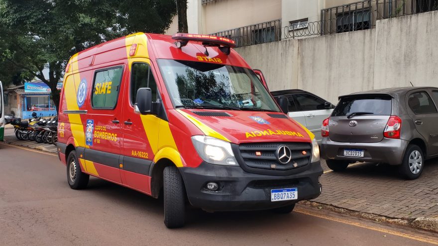 Motociclistas atingem traseira de carro estacionado e ficam feridos no Bairro Santo Onofre