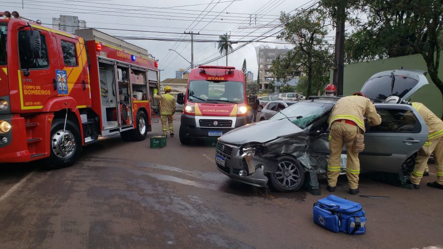 Forte colisão entre veículos mobiliza várias equipes do Corpo de Bombeiros