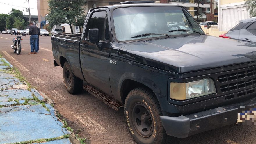 Acidente entre caminhonete e moto é registrado na Rua da Bandeira