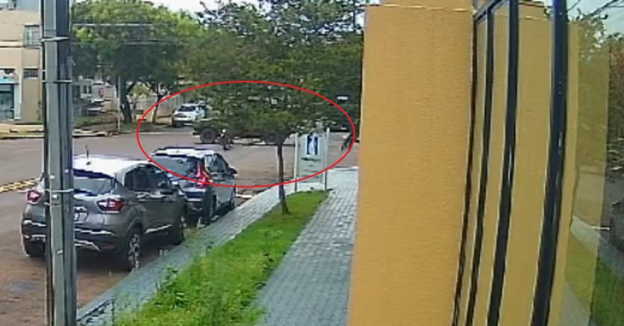 Câmera flagra acidente entre moto e caminhonete na Rua da Bandeira