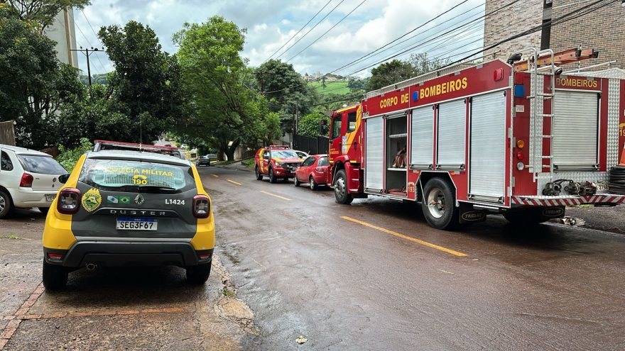 Princípio de incêndio mobiliza equipes do Bombeiros até edifício na Rua Visconde de Guarapuava
