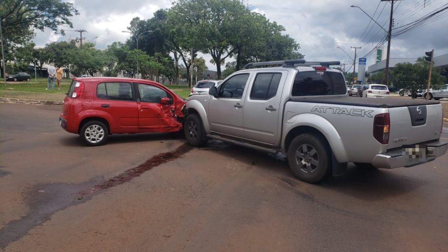 Frontier e Uno se envolvem em acidente na Avenida Brasil